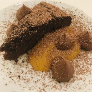 Gâteau au chocolat et coulis de mangue  at Vegitopia in Brussels