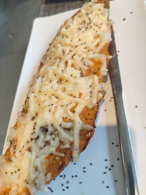 Tienen muchas opciones veganas y puedes montarte la tostada como quieras. El trato es increíble. 100% recomendado at Venue in Almeria