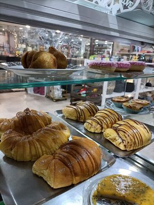 Tirei esta foto da página deles, também costumam ter bolos, tartes, semifrios, salgadinhos etc. at Vegan Details in Braga