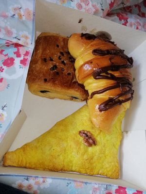 Napolitana de chocolate, croissant de chocolate e folhado de maçã com noz at Vegan Details in Braga