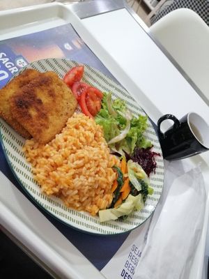 Tofu panado com arroz de tomate at Vegan Details in Braga