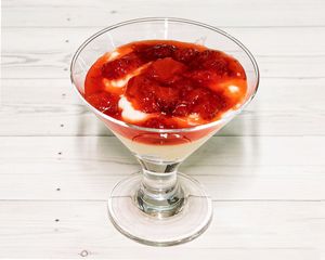 Manjar de coco com molho de morangos / 
Coconut Manjar with Strawberry Sauce at Vegan Details in Braga