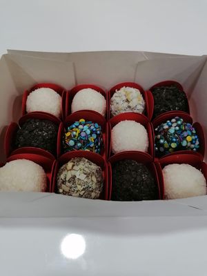 Sortidos de pastelaria / pastry assortments at Vegan Details in Braga