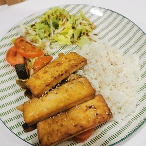 Gostei bastante do espaço, tem boas opções e os funcionários são super simpáticos.

Eles tem um mini mercadinho, então podemos encontrar coisas como: salsicha vegan, sabonet at Vegan Details in Braga