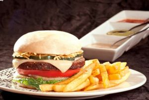 hamburguesas, de lentejas, garbanzo, gluten y quinoa con tofu. at VEGANO El Buen Alimento in Cali