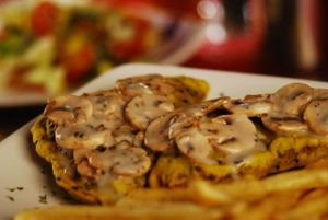 MILANESAS DE SEITAN EN SALSA DE CHAMPIÑONES at VEGANO El Buen Alimento in Cali
