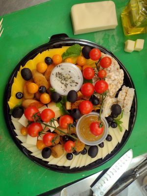 Tabla de quesos vegana para tus reuniones y celebraciones  at VEGANO El Buen Alimento in Cali