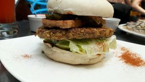 hamburguesa vegana at VEGANO El Buen Alimento in Cali