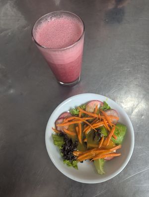Menu del día salad and juice at VEGANO El Buen Alimento in Cali