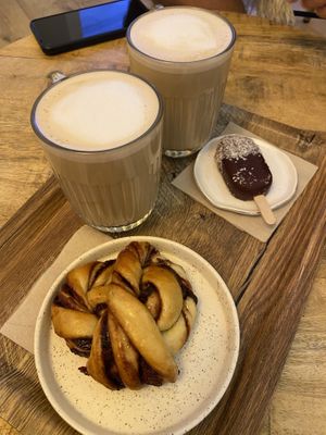Café Latte mit Hafermilch, veganes Bounty und Babka  at Clara Jung Pâtisserie in Montpellier