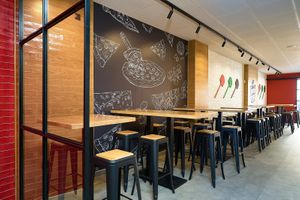 Mesas altas para un almuerzo informal. Servicio muy rápido... pero sin prisas.

High tables for an informal lunch. Very fast service ... but without rushing. at Ciao in Dos Hermanas