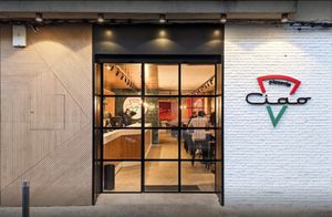 Fachada de Pizzería Ciao Dos Hermanas. at Ciao in Dos Hermanas