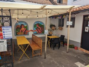 Outdoor seating at Subs Sandwich Bar in Cotacachi