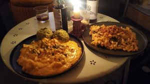 Spinatknödel mit Erdnusscurry und Käsespätzle mit Kimchi at Vida Loco in Rosenheim