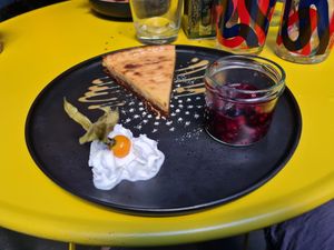 Cheesecake mit heißen Himbeeren und Sahne at Vida Loco in Rosenheim