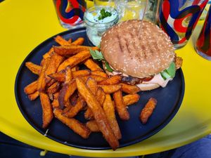 Jackfruit Burger mit Süßkartoffel Pommes at Vida Loco in Rosenheim
