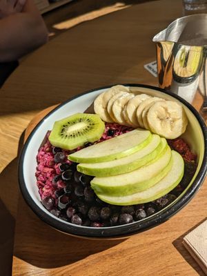 Pink granola bowl at Wild & The Moon - Van Woustraat in Amsterdam