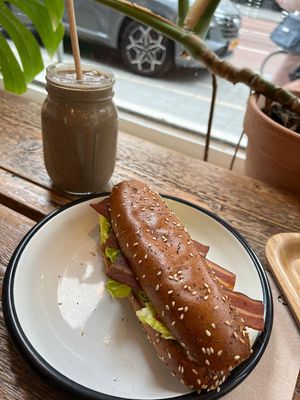 Monkey Milk smoothie and B.L.T.  at Wild & The Moon - Van Woustraat in Amsterdam
