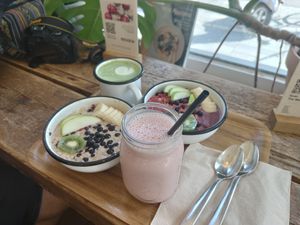 Hot porridge, açai bowl, smoothie and matcha latte at Wild & The Moon - Van Woustraat in Amsterdam