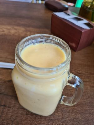 mango juice en leche vegetal at Zona ProSalud in Guatape