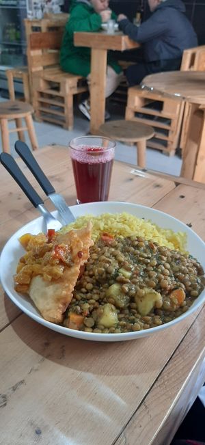 Dahl de lentilha + chá de hibisco at Viva la Vegan in Curitiba