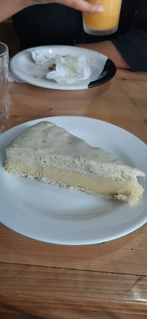 Torta de laranja com chocolate branco. 16.90 at Viva la Vegan in Curitiba