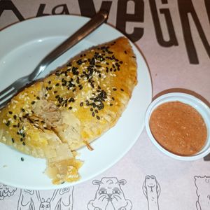 Pastel assado de jaca e molho de pimenta caseiro  at Viva la Vegan in Curitiba
