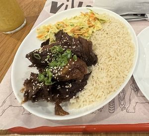 Seitan ao molho oriental com arroz e coleslaw  at Viva la Vegan in Curitiba