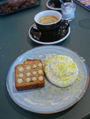 Tranche de cake maison à la noisette, crème acidulée et gel citron at Drinks & Co in Paris