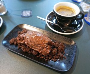 Ganache montée au chocolat, croustillant cacao, fleur de sel at Drinks & Co in Paris