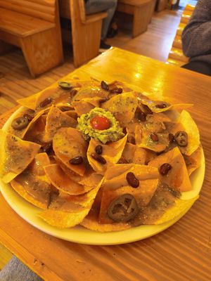 Nachos veganos (super poco guacamole y 4 frijoles mal puestos...) at Mezcal in Madrid