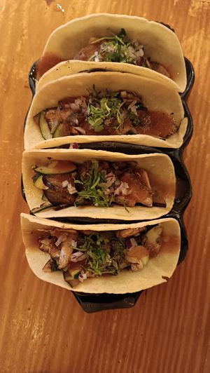 Tacos veganos (4€ cada taco), poco sabor, sin salsa... at Mezcal in Madrid