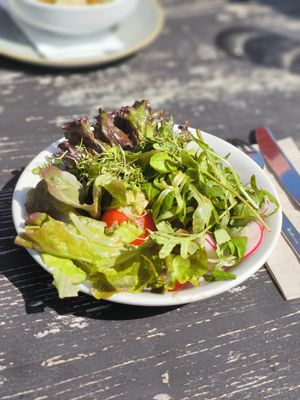 Kleiner Salat, auf Wunsch vegan serviert at KRAFTalm in Itter