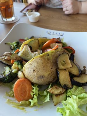 Baked Potato with veggies & guacamole  at Hafenbar in Neuss