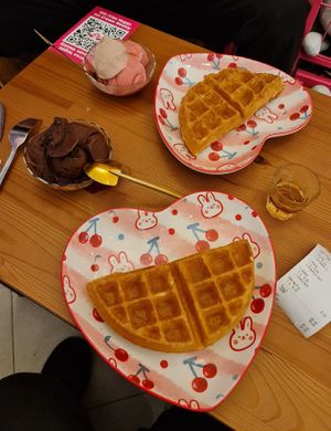 Late night sweets ~ 1/5/22 at Heartbreak Melts in Northeast Singapore