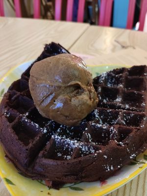Brownie waffle + coffee gaodai ice cream 😋 at Heartbreak Melts in Northeast Singapore