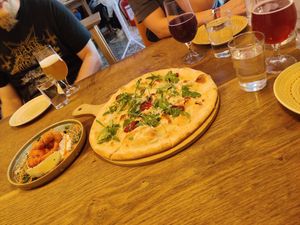 Panerade räkor och vitlöksbröd at Veganska Ölbaren in Stockholm