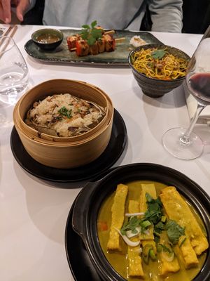 Curry thai vegan du tofu (devant), riz gluant, nouilles légumes, brochettes saumon (derrière) at Mama Chow in Lyon