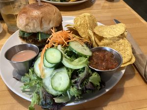 Veggieburger Le Nusrat mit Salat und Nachos  at Cafe Cambio in Chicoutimi