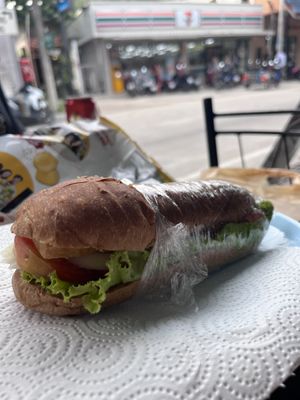 Bocadillo muy completo por 80 baths (2€ y algo). Lástima que de salsas solo se le pueda añadir el ketchup.  at Sandwich Lady in Koh Tao