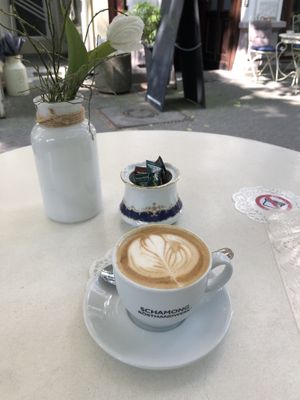 Cappucino mit Hafermilch / Cappucino with oat milk  at Miss Päpki in Cologne