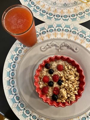 Overnight oats and fruit juice  at Tabuas in Sintra
