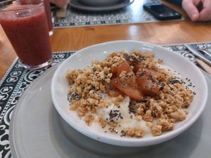 Green brunch - granola e iogurte vegan at Tabuas in Sintra