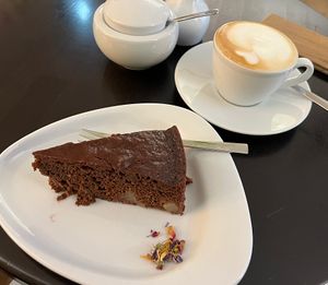 Veganer Schokokuchen mit Birne und Cappuccino mit perfekt geschäumter Sojamilch  at Klara Grün - Café in Erfurt