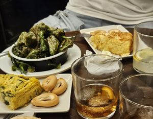 Pimientos del padrón y tortillas de patatas y de calabacines (las patatas bravas se acabaron pronto y no tengo fotos jajaja) at La Tranca in Malaga