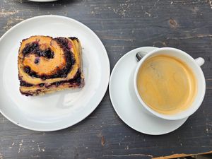 Americano & Blueberry Poppy Twist (Blaubeer-Mohn-Schnecke) at Zeit für Brot - Schweizer in Frankfurt