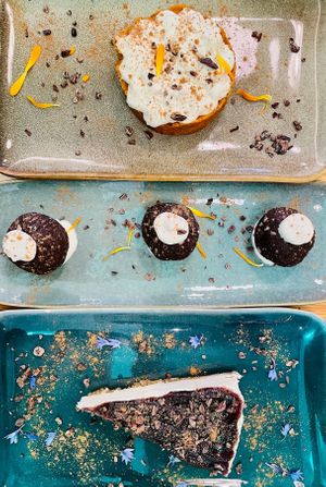 Brownie, tarta de queso y tarta de zanahoria.  at Greens 42 in Alicante