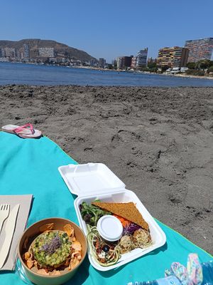 Tartar y ensalada at Greens 42 in Alicante