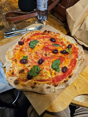 Pizza marinara with olives at PIZZAGLÜCK in Bremen