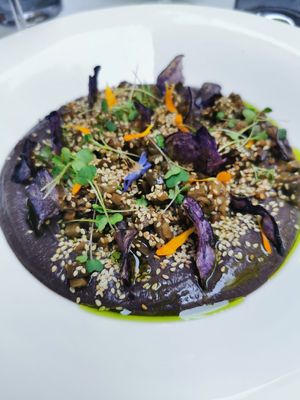 Crema di fagioli neri, chips di patata viola, melanzane at Caffè Tomaso in Udine